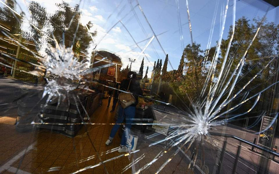 Εσπασαν τζαμαρίες σε σούπερ μάρκετ που λειτούργησε Κυριακή (εικόνες)